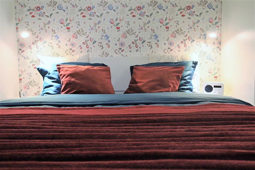 Obrázek - Realisierung des Schlafzimmers mit luxuriöser Blumentapete von Eijffinger